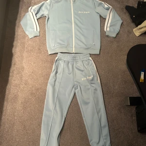 Palm Angels Tracksuite - Babyblue Palm Angels Tracksuit tröjan aldrig använd, byxorna använd fåtal gånger men är som nya (Kan sälja sakerna enskilt)