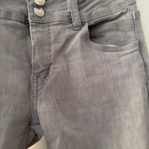 Low waisted jeans  - Bra skick💕 Från Gina Young snyggt med gråa till hösten Low waisted 