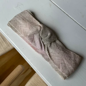 Missoni hårband  - Hårband från missoni i ljusrosa/guld/beige/vitt. Tyget skimrar. Resor där bak. Nästan aldrig använt. Nypris 2200 :-
