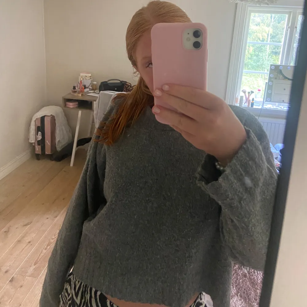 Säljer denna skit snygga tröjan då den tyvärr inte kommer till användning längre💞💞lite nopprig men annars bra skick. Neuleet.