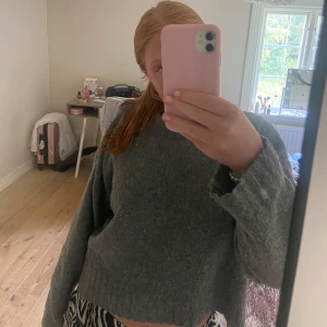 Stickad tröja - Säljer denna skit snygga tröjan då den tyvärr inte kommer till användning längre💞💞lite nopprig men annars bra skick