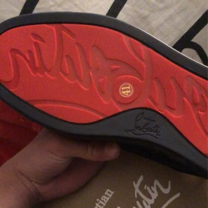 Christian Louboutin fun Louis junior suede (41) - Loubs utan spikar i helt okej skick, 8/10 skulle jag säga. Köpte dem under sommarlovet 2024 för 9400kr. Säljer dessa för att jag tycker dem är tråkiga och inget annat. Allt medföljer såsom kartong, dust bag osv.  PRISET ÄR INTE HUGGET I STEN!