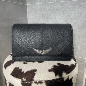Zadig & Voltaire  - Skinnväska i väldigt fint skick!💗 Inte original strap utan kommer med kedja istället💗