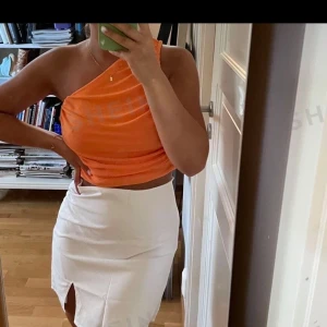 Fest topp  - Orange skimmer topp som är så snygg och bekväm men kommer inte till användning, skriv om fler bilder önskas. Pris kan diskuteras vid snabb affär 🤩