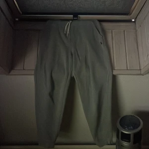 Polo Ralph lauren byxor  - Storlek XL i barn storlek vilket motsvarar 160-165 cm passar även folk som är lite längre, mått 8/10 Pris 500 nypris 1000 Kolla min profil för en matchande hoodie