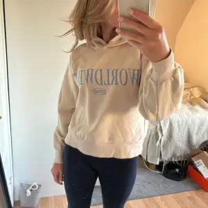 Supergullig beige hoodie, aldrig använd💕