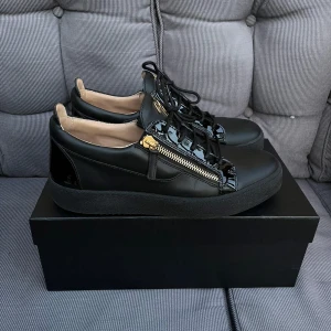 Giuseppe Zanotti skor - Säljer Giuseppe Zanotti skor  Size 44  Skriv vid frågor 