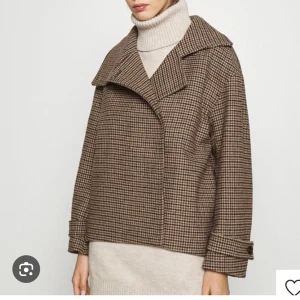 Arket kappa - Intressekoll på min kappa från arket, den är i bra skick förutom ett hål i ena fickan men som lätt går att sy!💖kan även tänka mig att byta mot samma fast i svart. Skriv för egna bilder!💖