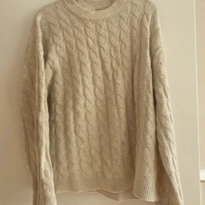 Stickad tröja - En fin stickad tröja perfekt för hösten  Använt ett fåtal gånger 