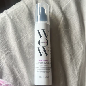 Wow spray - Spray som ger håret volym! Från märket color wow, använd en gång! Den ger jätte mycket volym! Passar för alla platt hår som behöver lite extra upplyftning🫶🏼Pris går att diskutera!