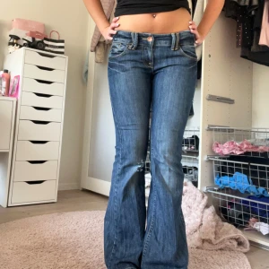 Lågmidjade jeans - Snygga Lågmidjade jeans med slitningar från river island💞💞