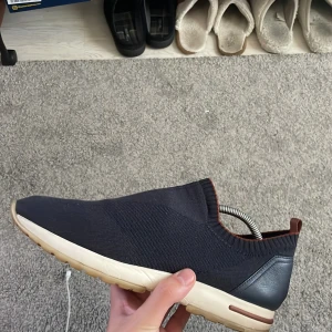 Loro piana 360 flexy Walk - Hej, lägger nu ut de här feta Loro piana dojorna på intressekoll. De är i väldigt fint skick utan några som helst defekter. Pris under 2700 nekar jag till. Kan gå ner vid snabbaffär.De är bara att ställa frågor om ni undrar över någonting. Mvh Oscar