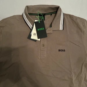 Hugo boss piké  - Säljer nu min Hugo Boss piké som aldrig kommer till användning längre. Precis som ny Storlek L  Condition 9/10