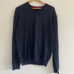 Morris Stockholm Tröja - Säljer den här tröjan gjort av 15% Cahsmere. Jätte skönt och snyggt.  Storlek M, kan passa L också. Taggen finns inte på halsen. Ny pris 1599+. 500kr vid snabb affär, vill sälja så snabbt som möjligt.