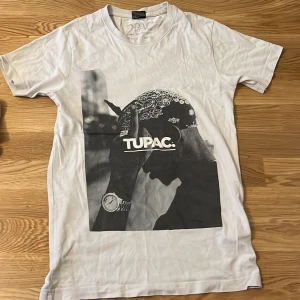 Tupac - Storlek: XS Användt ett par gånger men alldelles för liten för mig