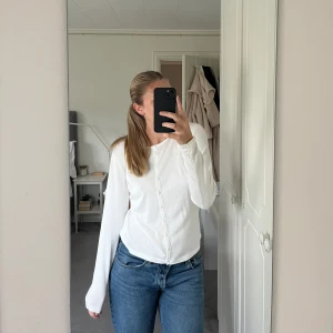 Vit Kofta - Säljer min vita kofta från Saint Tropez. Använd 1 gång, så plagget är helt i nyskick!🤍 Nypris 349kr🤍