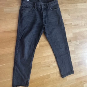 Svarta jeans  - Lite trasiga längst ner syns dock inte när man har på dig dem 