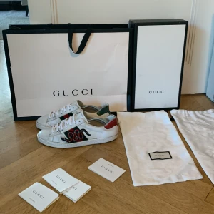Gucci ace  - Gucci ace snake🔴🟢[] Detta är säkert en av de trendigaste skorna just nu o de är riktigt snygga[] Påse,box,2st dusbag och 4st kort tillkommer[] helt okej skick det finns defekt vilket man ser på de 2 sista bilderna[] Priset=diskuterbart  ✝️