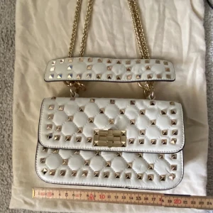 Valentino väska  - Super snygg valentino liknande väska 🫶🏻 mycket fint skick , som ny 