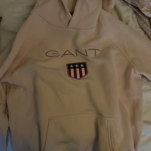 Rosa gant hoddie  - Säljer denna super mysiga halt hpddien som använts 2 gånger☺️ i storlek 170/s