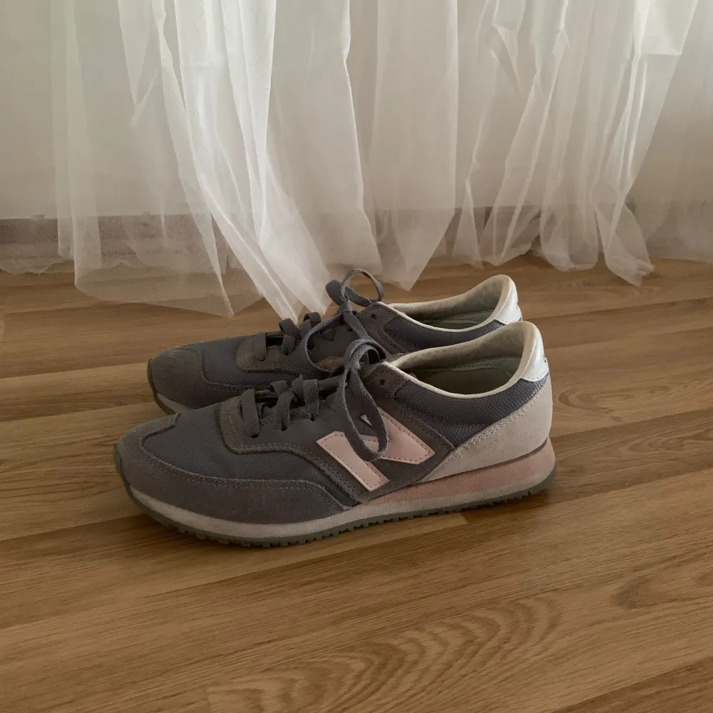 💗New balance skor i strl 39! 🖤Fint skick, finns någon enstaka liten fläck som säkert går att tvätta bort  #newbalance. Skor.