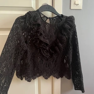 Säljer den här fina blusen från Zara  - har aldrig använt, skriv för mer bilder ❤️ pris kan diskuteras.