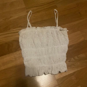 Linne bikbok - Sött vitt linne från bikbok som går att ha som tubtopp 