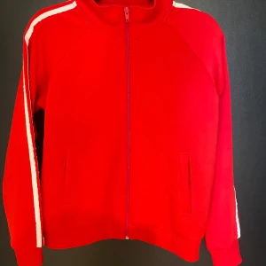 Röd zip up - Använd fåtal gånger. Inga tecken på användning 