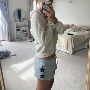 Grå shorts med stjärnor  - Grå shorts med svart stjärnor 