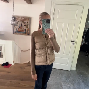 Busnel dunjacka - Säljer en Busnel kofta/dunjacka, den är mycket bra skick, dock är den lite nopprig på armen (se bild 4) Jackan är storlek 34 vilket motsvarar Xs/S. Priset går att diskutera😁 Nypris 4500:- Skriv för fler bilder!☺️ 