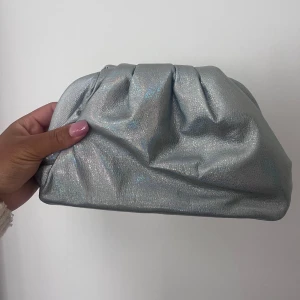 Portmonnä - Oanvänd portmonnä 👛  Säljer även en rosa på min plick. Båda är oanvända och från ett italienskt märke. 