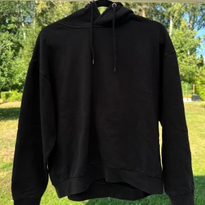 Svart hoodie - En svart hoodie från Lager157. Storlek M och passar snyggt oversized på mig som normalt har S 💘  Har blivit lite nopprig, annars är den i mycket bra skick!  Längd: 58 cm Axel: 60 cm