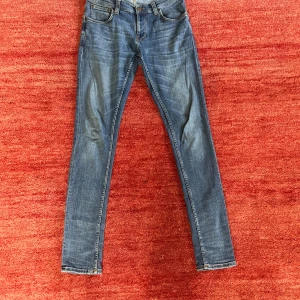 Nudie Jeans - Säljer nu dessa feta Nudie jeans, storlek 31/34. Modellen är Lean Dean och sitter åt det tightare hållet. Tveka inte att höra av er vid eventuella frågor och funderingar💥⚡️