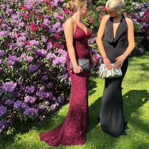 Balklänning  - Hej! Jag säljer nu min jättesnygga balklänning, endast använd en gång. Nyskick, den är köpt i Göteborg på Dressroom Linné. Det är en klänning med justerbara band som öppen i ryggen. Nypris 4990 kr