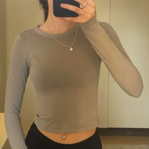 Långärmad tröja - Långärmad tröja i en lite kortare modell, från H&M. Typ aldrig använd. Nypris 79kr. Färgen är lite otydlig på bild 1 men på bild 2 är den mer tydlig🩶