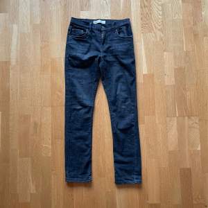 Säljer dessa Levis 512 i nyskick (storlek 164cm). De har endast använts en gång och har hållit sitt skick hela tiden. Köptes förra vintern men har bara legat i garderoben sedan dess.  Nypris: 500kr Strl: 164cm Färg: svart  Hör av om intresserad 😁