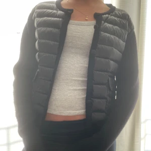 Jacka - Jätte fin jacka som är moncler liknande! Perfekt till hösten och så mysig och skön! Köpte den begagnad så den har lite defekter (nån knapp saknas och ett hål under armen) pris kan diskuteras!