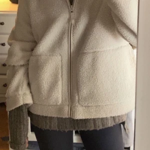Slutsåld Teddyjacka från HM🧸 - Säljer den populära Teddyjackan från HM i storlek S! Såå fin till hösten 🫶🏼 Använd två gånger, så i nyskick! 