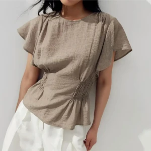 H&M bluss - Jag säljer denna hm blusen som är trendig just nu. Har inte haft tröjan på mig alls och den har även prislappen kvar på tröjan