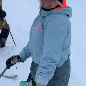 Helly Hansen skidjacka L  - Hej! Jag säljer min fina skidjacka från Helly Hannes i storlek L. Har används under två vintrar 3 veckor varje vinter ungefär. Den har fått lite fläckar på armarna som inte går bort se bild. Annars är den i fint skick och en riktigt bra skid jacka.