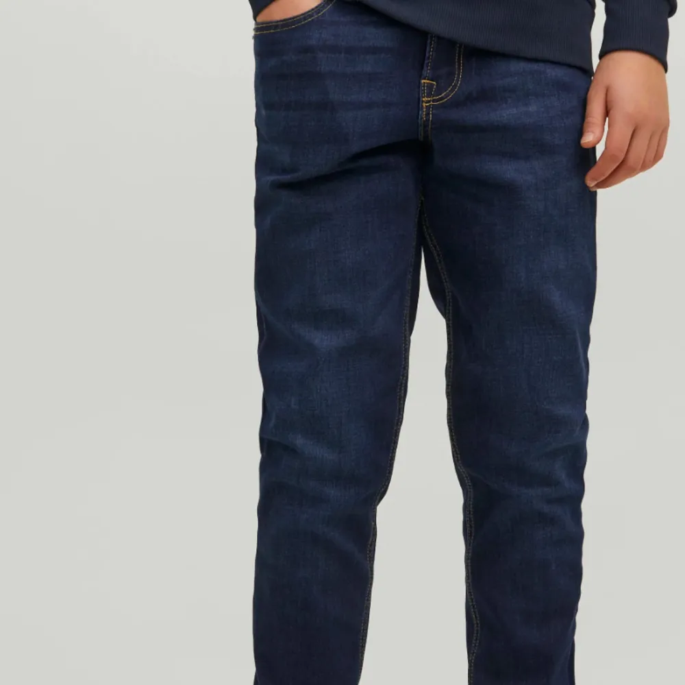 Säljer ett par snygga slim fit jeans från H&M i storlek 31/32. De är helt nya och oanvända. De är mörkblå med klassiska orangea sömmar och har en stilren design. Priset kan diskuteras. Nypris 419, mitt pris 179. Vid frågor, skriv . Jeans & Byxor.