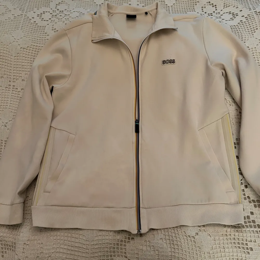 Säljer min boss dress, storlek M själva tröjan är lite för liten för mig och jag är 185 Skick 7/10 lite smuts längst ner på benen på bakre sidan. Färgen är beige/vit Nypris: 3400. Jackor.