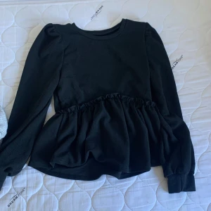 Tröja  - En fin tröja med volang 