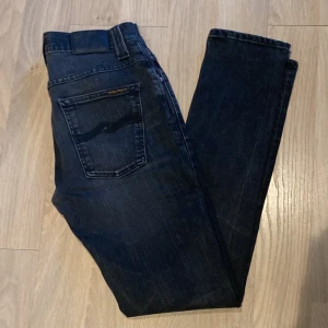 Nudie Jeans - Säljer nu dessa asfeta Nudie jeans i ett jättebra skick i den eftertraktade modellen grim tim! Storlek 29/32! Nypris ligger på 1599kr❌ mitt pris endast 399kr✅ Hör av dig vid minsta lilla fundering!! 😄😄