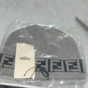 Fendi mössa grå - Jättefin grå Fendi mössa som är till salu, den är jättevarm, fin och perfekt inför vintern! Dm för fler frågor.
