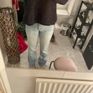 Jätte sköna jeans som känns som mjukis att ha på sig. Säljer dom för dom kommer inte till användning. Men jätte bra skikt och super fina i färgen