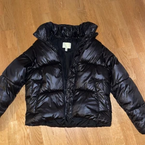 Vinterjacka  - Jättefin svart jacka perfekt nu inför vintern. Den är endast använd ett par fåtal gånger förra vintern. 