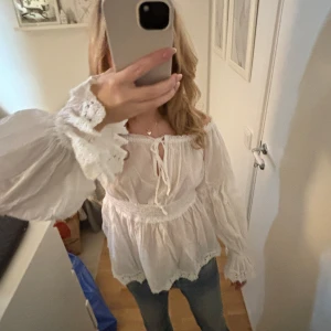 Vit blus - Jättefin vit blus skulle säga i storlek s/m