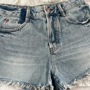 Jätte snygga jeansshorts i storlek 27. Anledning varför jag säljer dessa är för dom är alldeles för stora. Har aldrig använt nån gång.