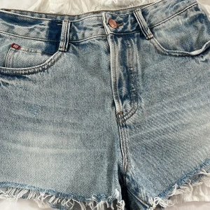 miss Sixty  - Jätte snygga jeansshorts i storlek 27. Anledning varför jag säljer dessa är för dom är alldeles för stora. Har aldrig använt nån gång.
